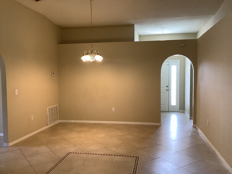 Building Photo - 5276 Mansford Pl
