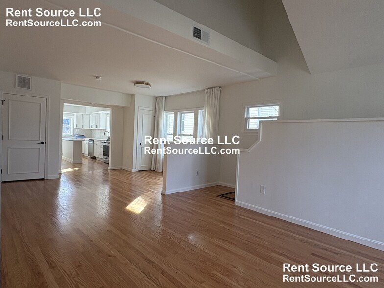 Building Photo - 52 Cotting St