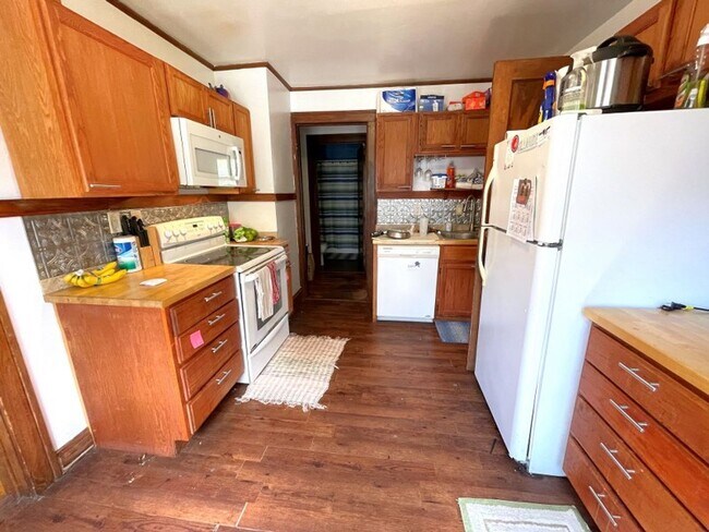 Building Photo - 151 Lathrop St