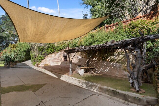 Building Photo - 1409 Avon Park Ter