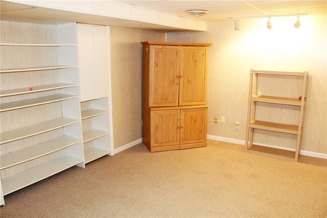 Building Photo - 121 Brittany Cir