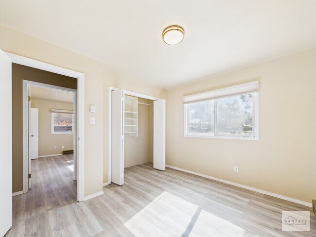 Building Photo - Single Family Home minutes from Los Alamos...