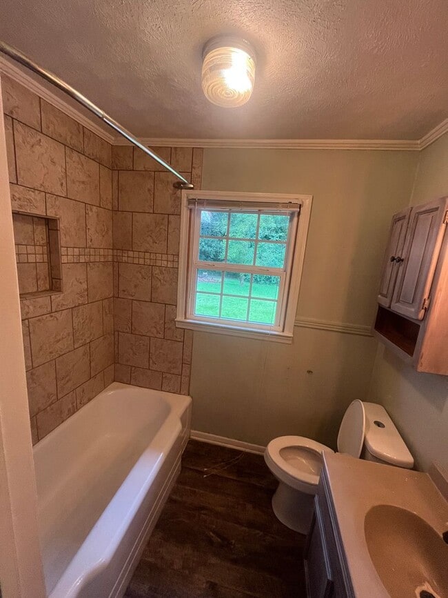 Building Photo - 3 Bed/2 Bath Home