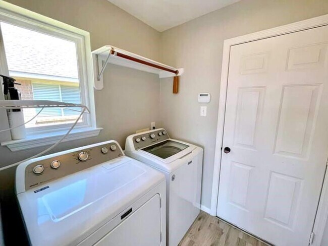 Building Photo - 2526 Lake Dale Ln