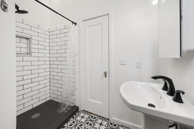 Building Photo - 2118 Stanley Ave