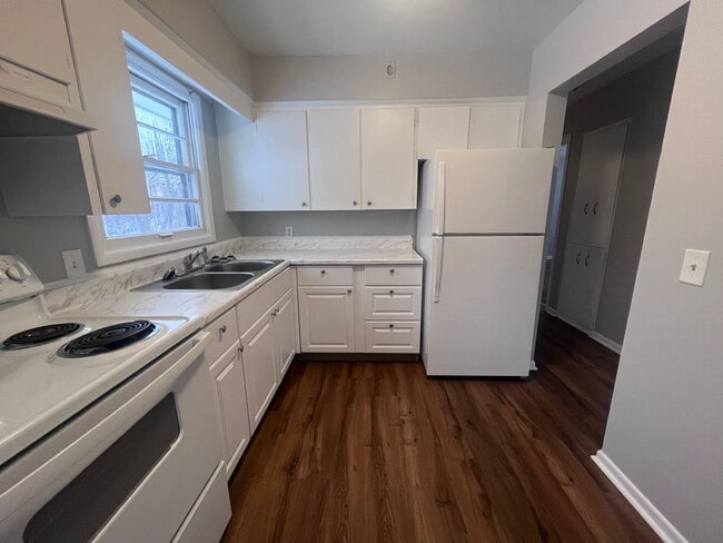 Building Photo - Two Bedroom Duplex on SE Side!