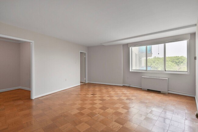 Building Photo - HUGE Apartment Across from Grosvenor Metro...