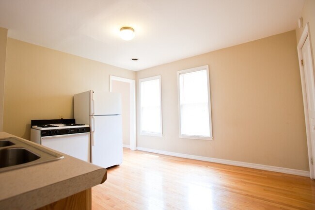 Building Photo - 8/1-$1745 – 3 BR with Laundry, Upper Flat Close to Lakefront and UWM - 2431 N Farwell