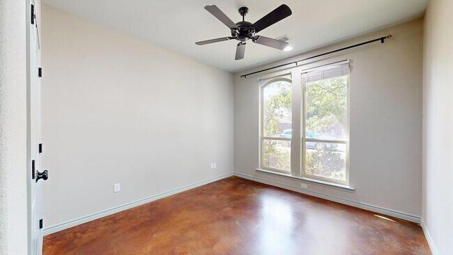 Building Photo - 3 bed 2 bath home with 2 car garage!