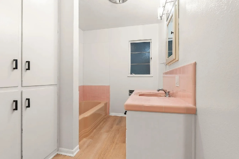 Building Photo - 5651 N Bryn Mawr St