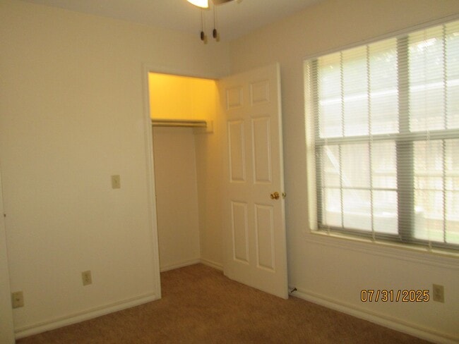 Building Photo - TOWNHOUSE - 2 bedrooms, 2 bathrooms