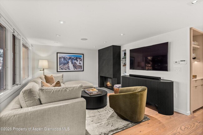 Building Photo - 731 S Mill St