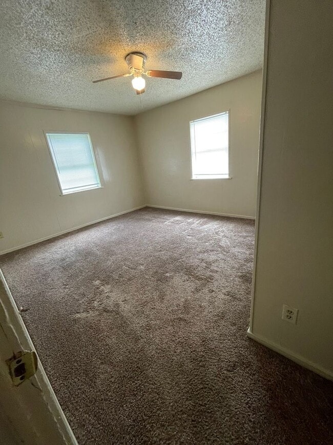 Building Photo - 500 Loraine Cir