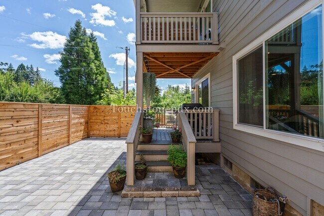 Building Photo - Luxurious 4 Bed/3.5 Bath Residence - Your ...