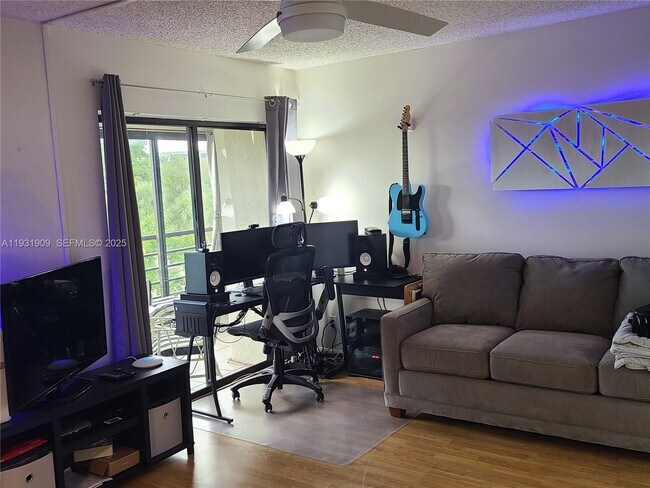 Building Photo - 2306 S Cypress Bend Dr