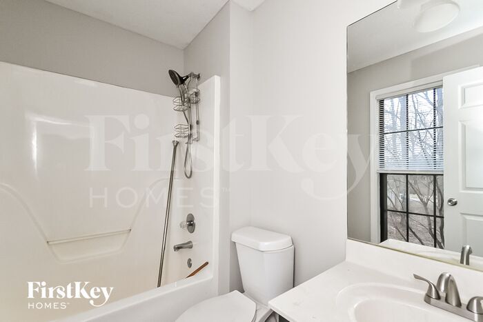 Building Photo - 275 Kings Dr