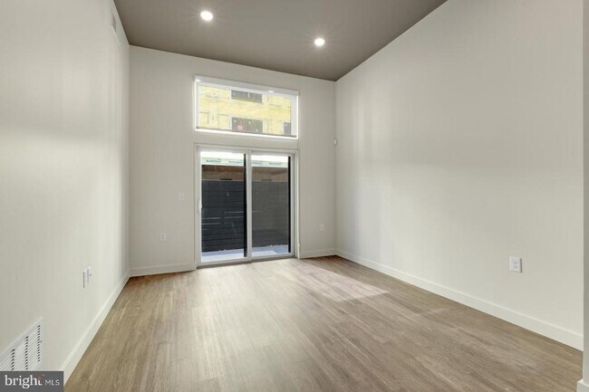 Building Photo - 525 N 41st St