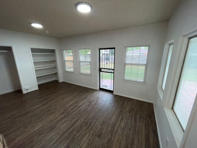 Building Photo - NOW PRE-LEASING! 5 BED/3 BATH CENTRAL LUBBOCK HOME