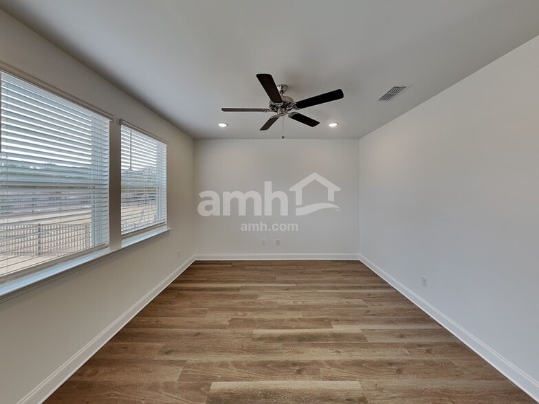 Building Photo - 5002 Twin River Dr