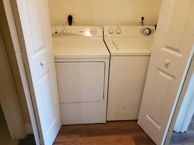 Building Photo - 7940 N Nob Hill Rd