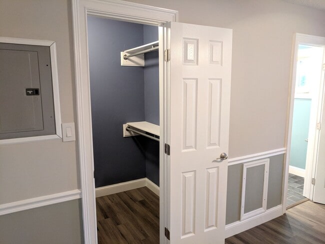 Building Photo - Gorgeous 1BR Condo Walk to Class