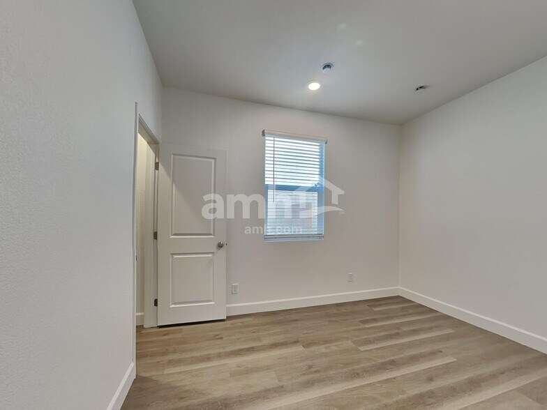 Building Photo - 10530 Lagaspi Dr