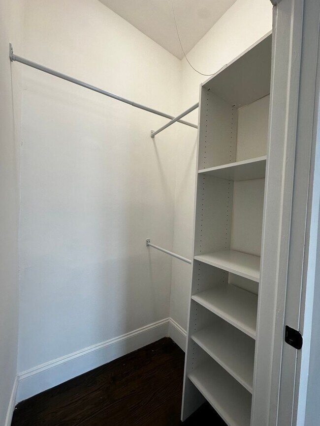 Building Photo - Beautiful Updated 1 bed in Logan Square Ne...