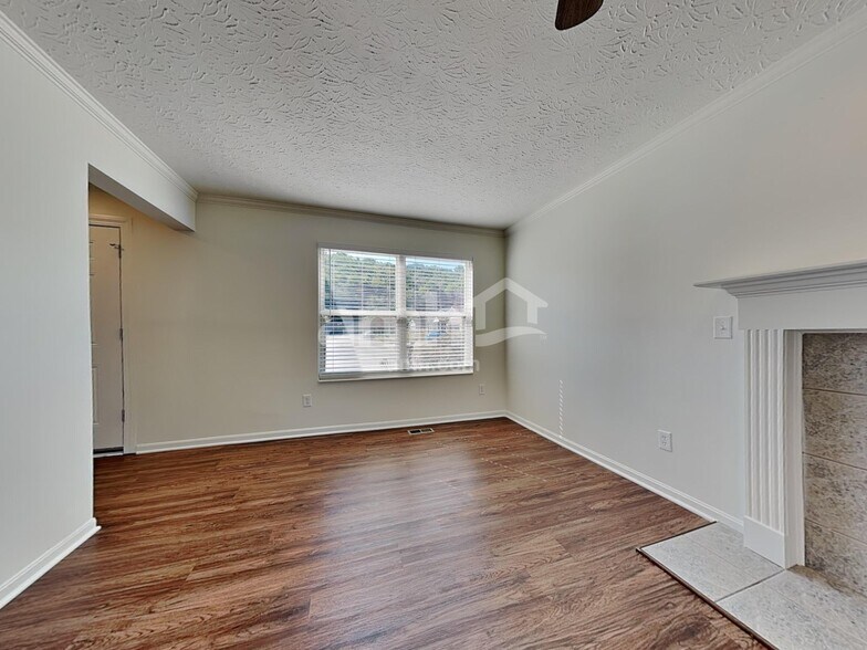 Building Photo - 3270 Village Dr