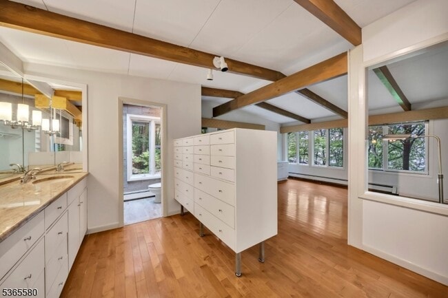 Building Photo - 37 Lenape Dr