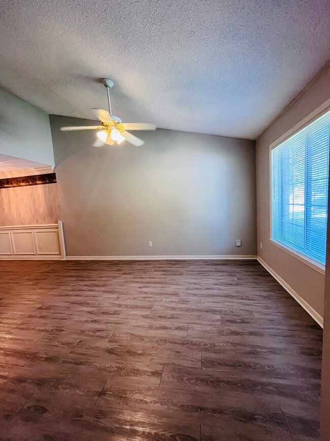 Building Photo - 3 BR/ 2 BA townhome located in Lakeshore E...