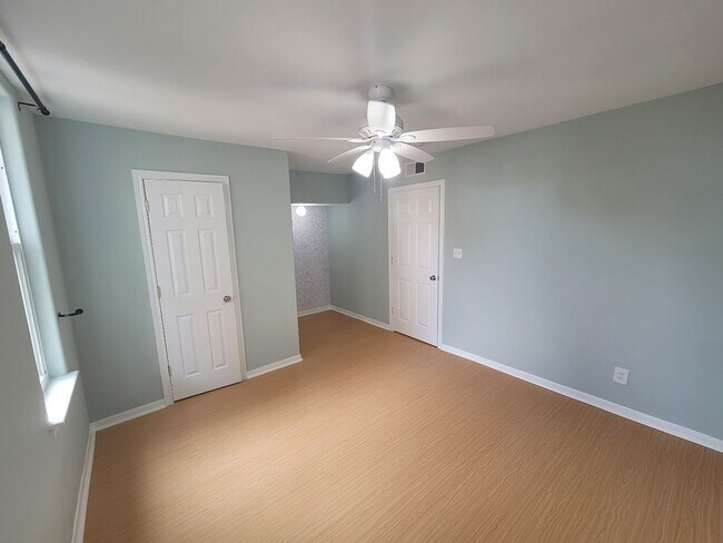 Building Photo - Ground Floor - 1 bedroom 1 bath - Near UTM...