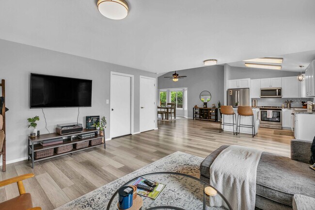 Building Photo - 1319 Golf Club Rd SE