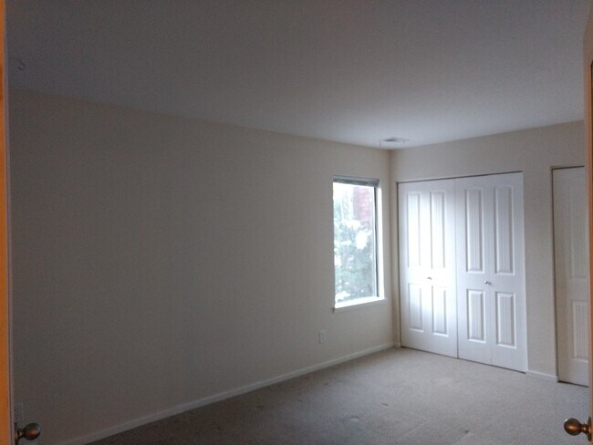 Building Photo - Perfectly Located 2 Bed/1.75 Bath Condo - Available Aug. 2026!