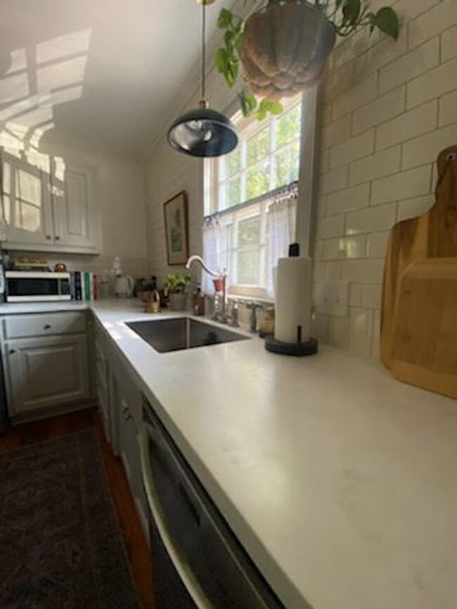 Building Photo - Beautiful historic 3BR/1.5BA Home in Downt...