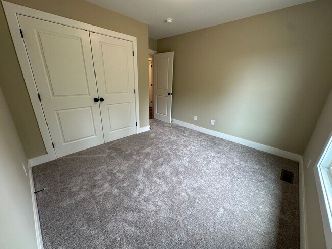 Building Photo - Beautiful new townhouse located in the new...