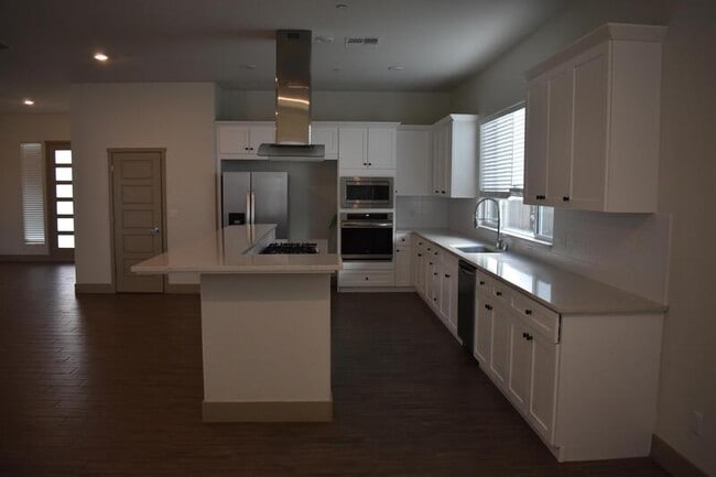 Building Photo - 2446 Bastidas Dr
