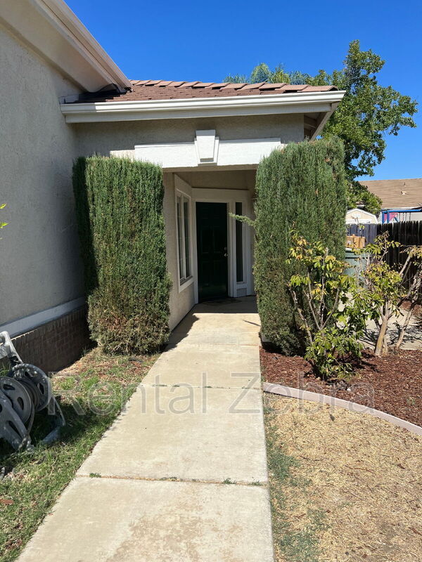 Building Photo - 1923 Pinehurst Dr