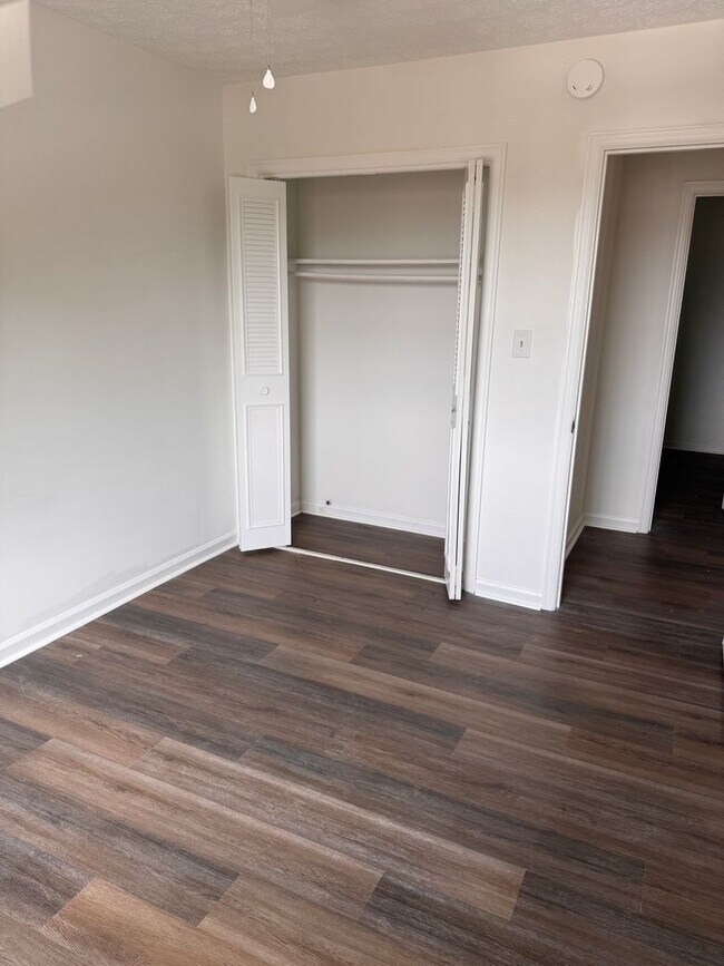 Building Photo - 3 Bedroom || 1.5 Bathroom Townhome