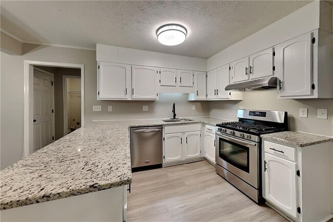 Building Photo - 9880 Lake Forest Way