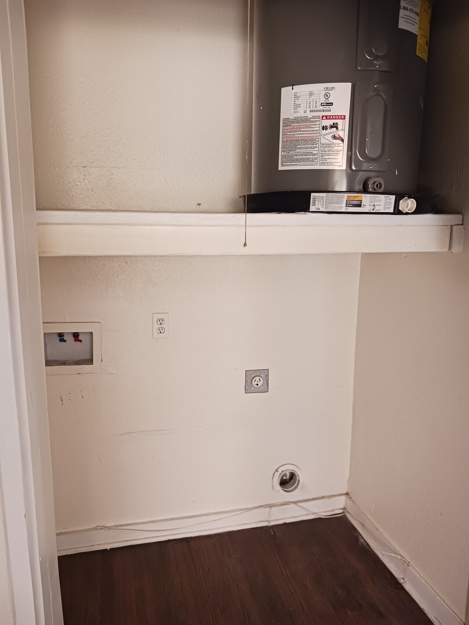 Full size washer-dryer connections - 1012 N 23rd St