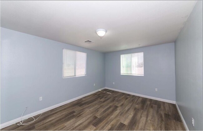 Building Photo - 211 W 43rd St