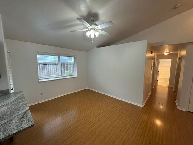 Building Photo - Duplex for rent