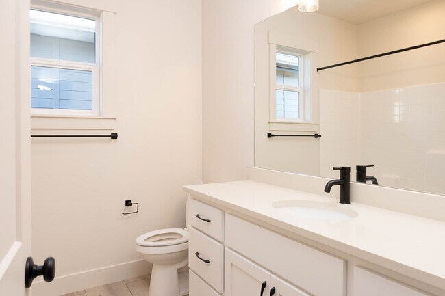 Building Photo - 270 E Rosalyn Dr