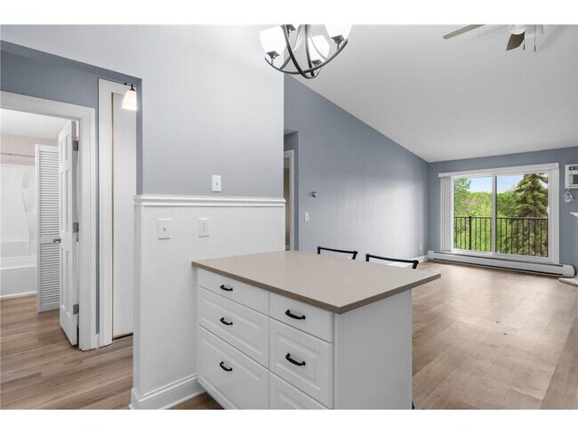 Building Photo - 3440 Golfview Dr