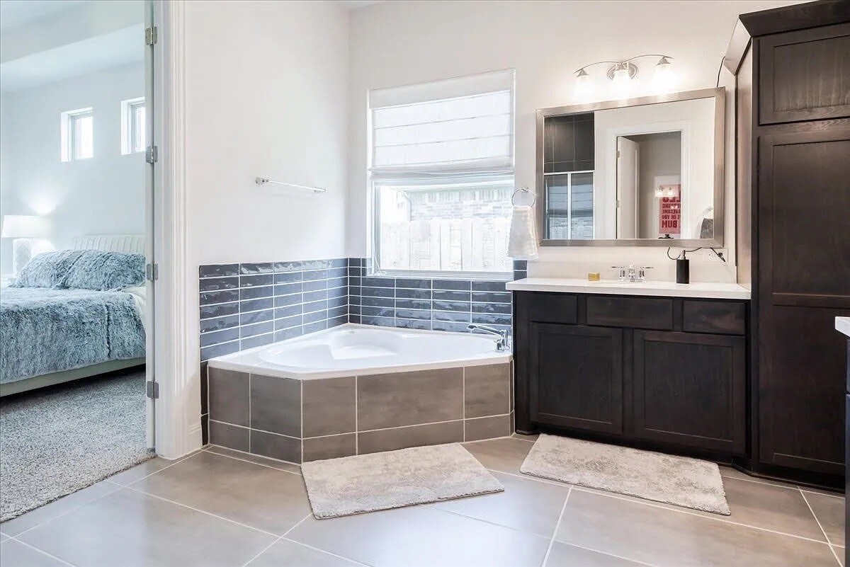 Building Photo - Room in House on Fresno Ave