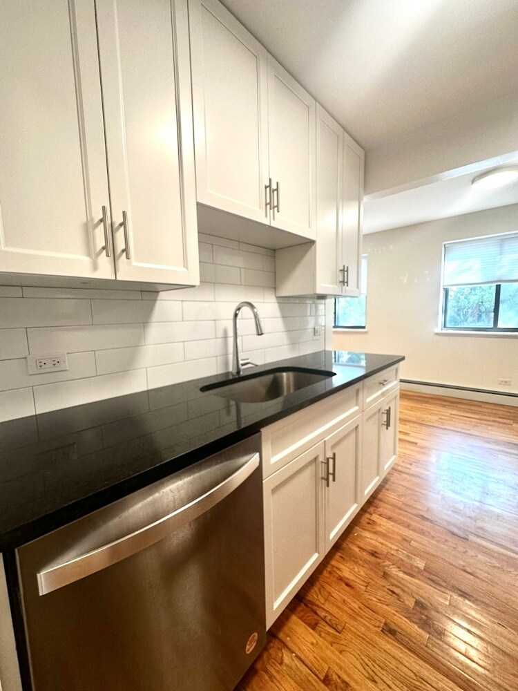 Building Photo - 6954 N Sheridan Rd