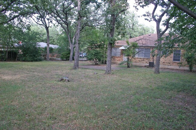 Building Photo - Lovely 3 Bdrm 2 Bath Home in Denton Texas w Large Shaded Yard