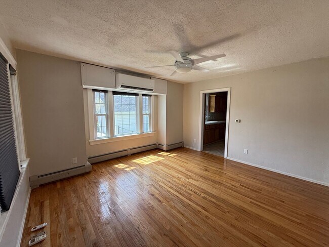 Building Photo - Three bedrooms, one bathroom, pet friendly, one car detached garage!