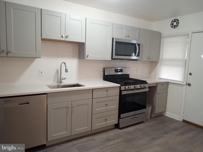Building Photo - 58 Suburban Ln