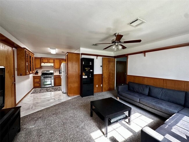 Building Photo - 1111 Doral Ln